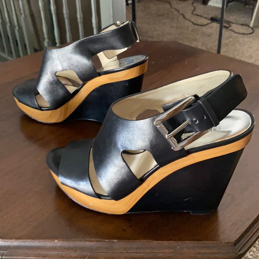 MICHAEL MICHAEL KORS BLACK LEATHER WEDGES 9M - Picture 2 of 7